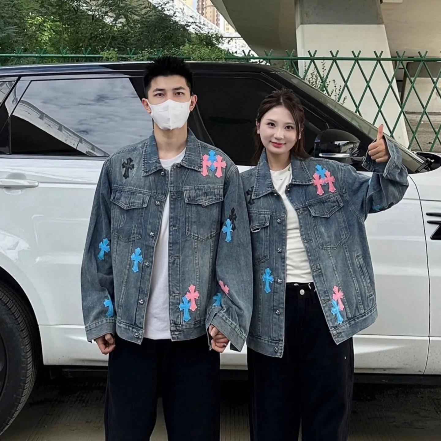 P270 💰 Chrome Hearts Chrome Hearts leather cross patch color leather embroidered shirt denim jacket OS version can be worn by both men and women! The fabric is made of twill gauze cotton fabric! The texture is clear and smooth, not easy to wrinkle or fade! The embroidery process is complex and repetitive. There are more than 20 leather labels. It takes 6 repeated embroidery steps to complete the back body. The requirements for the embroidery machine are very strict, and the distance is 45 cm! It won’t work if the spacing is too big, and it won’t work if it’s too small! We make clothes with care, and every detail must be restored one to one! The hardware is all carved and cast, and they are all genuine from the original factory! This piece of clothing consumes a lot of material, with more than 3 meters of material used for one piece of clothing! After the garment is made, it needs to be fixed at high temperature, washed at a water temperature of more than 70 degrees, and softened by adding softener to make the upper body softer and smoother! There is a flap on the sleeve that can be stored into short sleeves! Adapt it to that understanding Color: Blue Size: S-M-L-XL